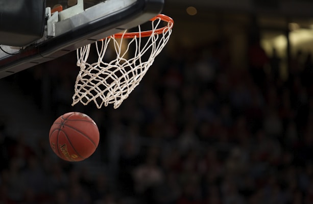 NBA季后赛湖人队对阵勇士队篮球比赛直播画面
